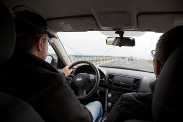 Breslau  Polen  ein Ehepaar im Auto auf einer Schnellstrasse