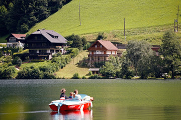 Feld am See  Oesterreich  Familie mit einem Boot auf dem Brennsee
