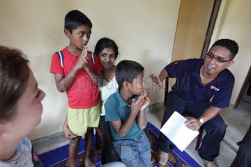 Galle  Sri Lanka  Mitarbeiter der Hilfsorganisation Malteser im Gespraech mit einer Familie