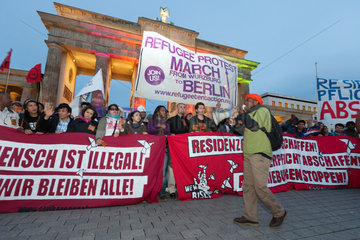 Berlin  Deutschland  der Refugee Protest March fuer einen menschenwuerdigen Aufenthaltsstatus