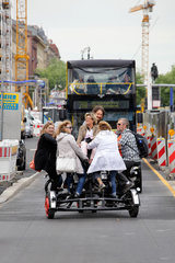 Berlin  Deutschland  Touristen fahren auf einem Teambike Unter den Linden