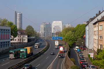 Essen  Deutschland  Stadtpanorama mit Blick auf die Stadtautobahn