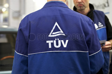 Berlin  Deutschland  TUEV-Zeichen auf einer Jacke eines TUEV-Mitarbeiters