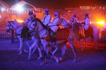 Dubai  Vereinigte Arabische Emirate  Reiter in Landestracht auf arabischen Vollbluetern