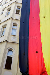 Berlin  Deutschland  rieseige Deutschlandfahne an einer Fassade