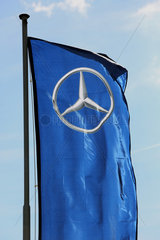 Hannover  Deutschland  Mercedes-Stern auf einer blauen Fahne