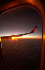 Paris  Frankreich  Blick aus einem Flugzeug waehrend des Sonnenaufgangs