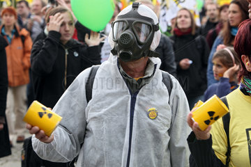 Berlin  Deutschland  Demonstrant mit Schutzmaske auf der Anti-Atomkraft-Demo