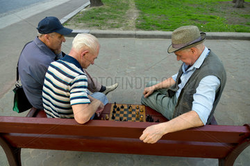Lemberg  Polen  Rentner spielen Schach auf dem Prospekt Swobody