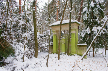 Stahnsdorf  Deutschland  eine verschneite Grabstaette auf dem Suedwestkirchhof