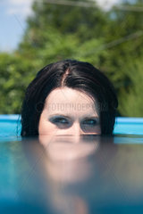 Berlin  Deutschland  eine Frau im Swimmingpool