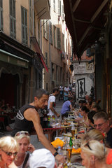 Nizza  Frankreich  Touristen und Strassenrestaurants in der Altstadt
