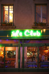 Verdun  Frankreich  eine Bar mit leuchtendem Neonschild -Le Club-