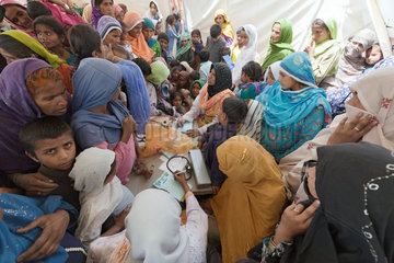 Jaffarabad  Pakistan  Patienten in der Gesundheitsstation