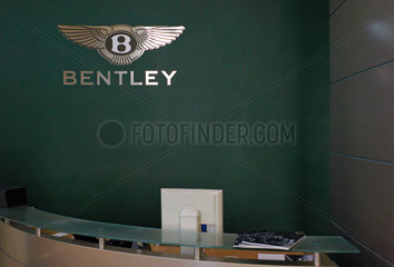 Berlin  Deutschland  leerer Schreibtisch und Bentley Logo in einem Autohaus