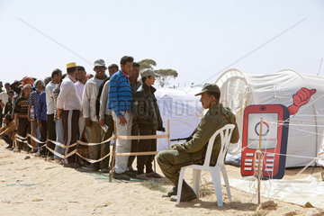 Ben Gardane  Tunesien  Fluechtlinge im Fluechtlingslager Shousha stehen fuer ein Telefonat an