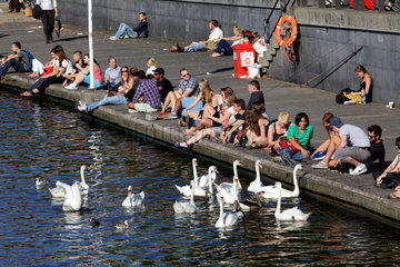 Hamburg  Deutschland  Menschen sitzen am Ufer der Binnenalster