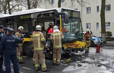 Berlin  Deutschland  Verkehrsunfall mit einem Linienbus der BVG