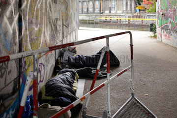 Berlin  Deutschland  Personen schlafen in Schlafsaecken in der S-Bahnunterfuehrung am James-Simon-Park