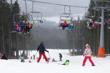 Lippen  Tschechien  Skifahrer im Skizentrum Lipno im Boehmerwald