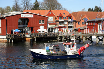 Eckernfoerde  Fischerboot vor dem Hotel Siegfried-Werft im Eckernfoerder Binnenhafen