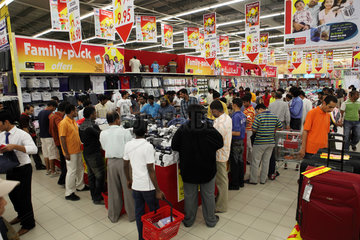 Dubai  Vereinigte Arabische Emirate  Kunden bei Carrefour
