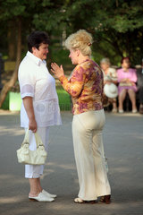 Gomel  Weissrussland  Rentnerinnen tratschen im Park
