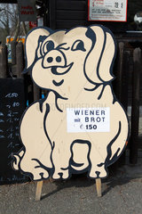 Berlin  Deutschland  Schild in Form eines Schweines am Tegeler See