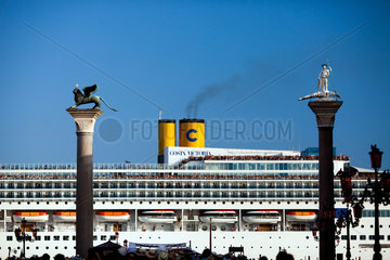 Venedig  Italien  ein Kreuzfahrtschiff der Reederei Costa vor der Piazzetta