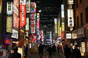 Tokio  Japan  Leuchtreklamen an einer Hausfassade