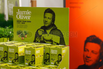 Berlin  Deutschland  Produkte des britischen Starkochs Jamie Oliver auf der Fruit Logistica 2011