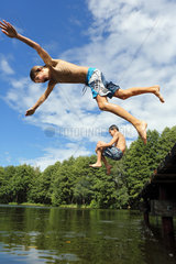 Emstal  Deutschland  Jungen springen im Freibad ins Wasser