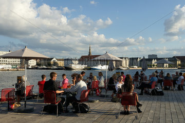 Kopenhagen  Daenemark  Besucher auf der Terrasse des Neuen Schauspielhauses