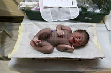 Carrefour  Haiti  das erste Neugeborene des Field Hospitals wird gewogen