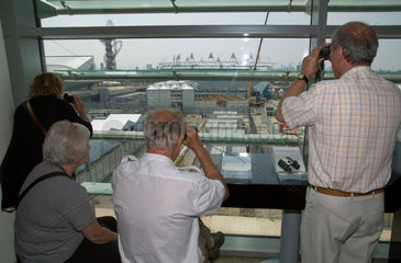 London  Grossbritannien  Besucher an einer Viewing Platform in einem Shopping Centre