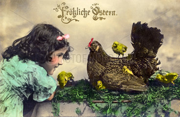 Froehliche Ostern  Maedchen beobachtet Huhn mit Kueken  1909