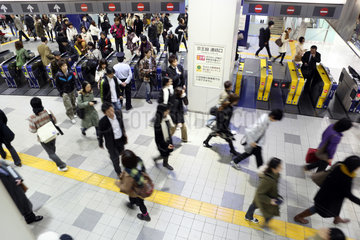 Tokio  Japan  Fahrgaeste betreten die Shinjuku Station