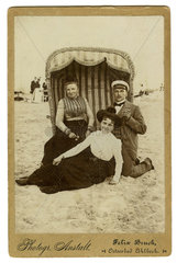 Ostseeurlaub  Touristen im Strandkorb  1907