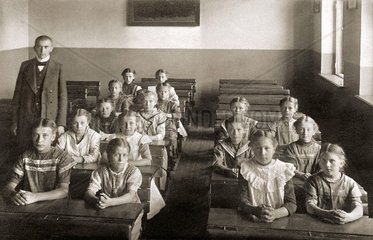 Maedchenklasse  Volksschule  um 1923