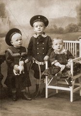 Geschwister  um 1908