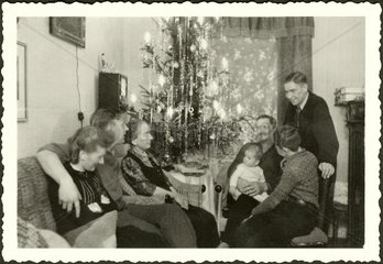 Familie feiert Weihnachten  40er Jahre