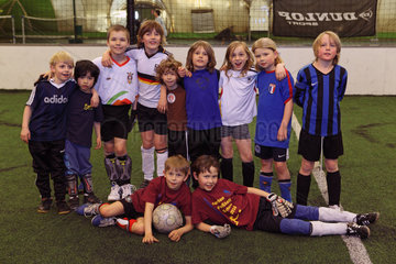Berlin  Deutschland  Kinder beim Fussball haben sich zu einem Gruppenfoto aufgestellt