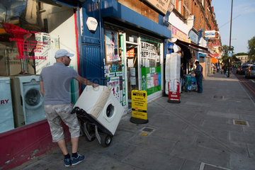 London  Grossbritannien  ein Angestellter eines Geschaefts fuer Waschmaschinen