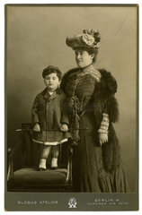 Mutter und Sohn  Portraet  1908