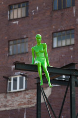 Berlin  Deutschland  Skulptur die Gruene Waechterin auf dem Gelaende der Malzfabrik
