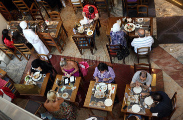 Dubai  Vereinigte Arabische Emirate  Menschen im Restaurant Paul in der Dubai Mall