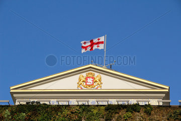 Tiflis  Georgien  der Praesidentenpalast mit der georgischen Nationalfahne