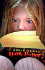 Maedchen liest Harry Potter Buch