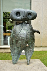 Bronze-Figur vor dem Miro-Museum in Barcelona  Spanien.