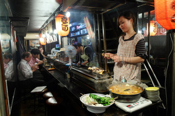 Tokio  Japan  Menschen in einem Restaurant